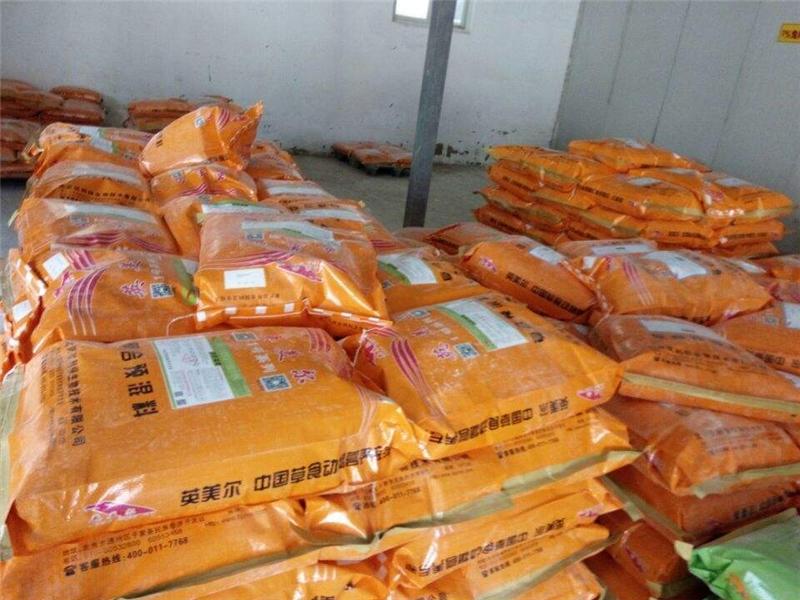 2、育肥牛應(yīng)該喂什么飼料？育肥牛應(yīng)該喂什么飼料才能長得快